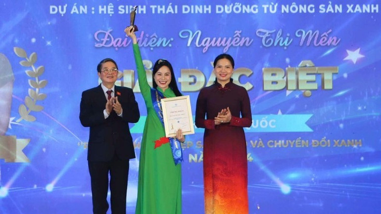 Phó Chủ tịch Quốc hội Nguyễn Đức Hải và Chủ tịch Hội Liên hiệp Phụ nữ Việt Nam Hà Thị Nga trao giải Đặc biệt cho chị Nguyễn Thị Mến với dự án Hệ sinh thái dinh dưỡng từ nông sản xanh. Phó Chủ tịch Quốc hội Nguyễn Đức Hải và Chủ tịch Hội Liên hiệp Phụ nữ Việt Nam Hà Thị Nga trao giải Đặc biệt cho chị Nguyễn Thị Mến với dự án Hệ sinh thái dinh dưỡng từ nông sản xanh.