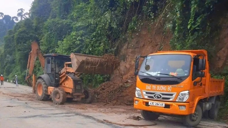 Lực lượng chức năng triển khai phương tiện khẩn trương xử lý các điểm sạt lở, bảo đảm an toàn giao thông. 2.jpg
