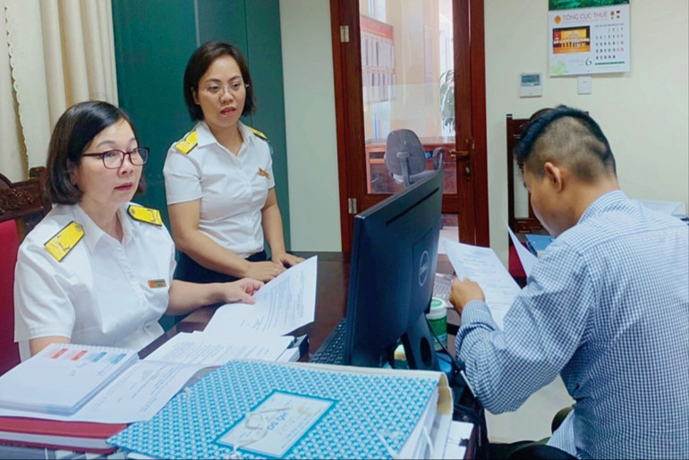 Cán bộ Cục Thuế tỉnh hỗ trợ người nộp thuế. thue-9545.jpg