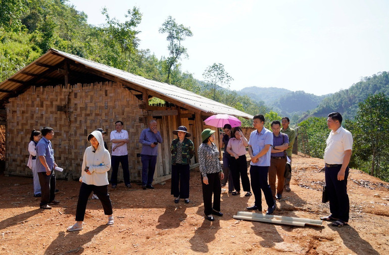 Đoàn công tác của tỉnh kiểm tra một nhà tạm chuẩn bị được khởi công xây mới ở xã Lương Thượng, huyện Na Rì. dsc6808.jpg