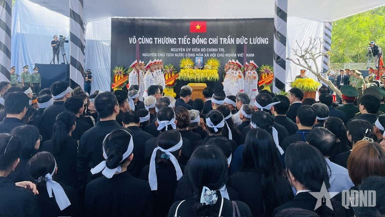 Quang cảnh Lễ an táng nguyên Chủ tịch nước Trần Đức Lương tại nghĩa trang quê nhà, xã Phổ Khánh, thị xã Đức Phổ, tỉnh Quảng Ngãi. 663.jpg