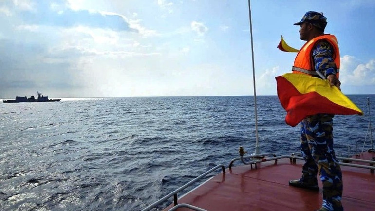 Nhân viên Tín hiệu Tàu 263, Vùng 5 Hải quân luyện tập cờ tay với tàu Hải quân Hoàng gia Thái Lan. Nhân viên Tín hiệu Tàu 263, Vùng 5 Hải quân luyện tập cờ tay với tàu Hải quân Hoàng gia Thái Lan.