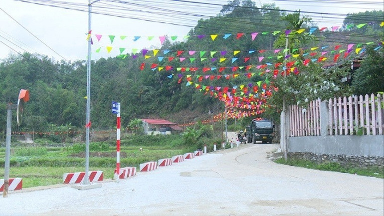 Nhiều tuyến đường nông thôn ở xã Nông Thượng, thành phố Bắc Kạn đã được bê tông hóa. 22323-8458-825.jpg