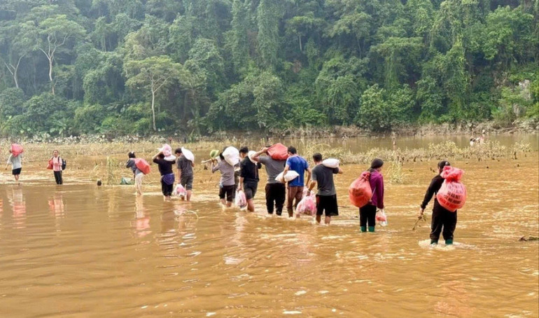 Đoàn thiện nguyện của chị Đỗ Thị Mỵ Châu (Hà Nội) đã đến trực tiếp ủng hộ nhu yếu phẩm cho người dân xã Nam Cường bị ảnh hưởng do cơn bão số 3 gây ra. z5857311166898_063e0c246ce9a497e0a49358f5b0de81.jpg
