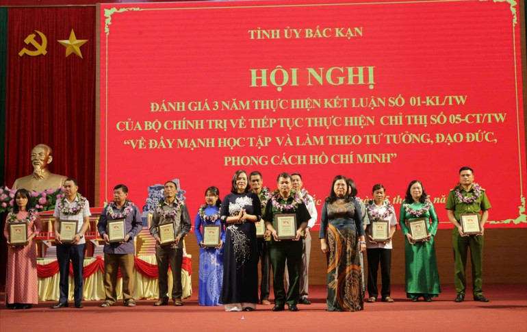 Tỉnh ủy Bắc Kạn khen thưởng các cá nhân xuất sắc trong 03 năm thực hiện Kết luận số 01-KL/TW. z6600548150084-997b3157eb39188314c5c8ff02b3ca2c.jpg