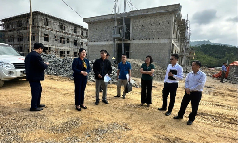 Đồng chí Hoàng Thu Trang, Ủy viên Ban Thường vụ Tỉnh ủy, Phó Chủ tịch UBND tỉnh kiểm tra và chỉ đạo chủ đầu tư đôn đốc nhà thầu thi công đẩy nhanh tiến độ xây dựng Trung tâm Y tế huyện Ngân Sơn. kiem-tra-tien-do-y-t.jpg