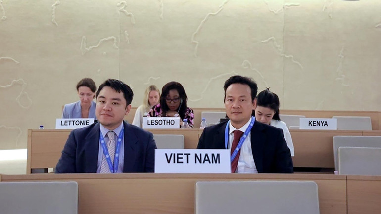 Đại sứ Mai Phan Dũng (phải), Trưởng Phái đoàn đại diện thường trực Việt Nam bên cạnh LHQ, WTO và các tổ chức quốc tế khác tại Geneva. Đại sứ Mai Phan Dũng (phải), Trưởng Phái đoàn đại diện thường trực Việt Nam bên cạnh LHQ, WTO và các tổ chức quốc tế khác tại Geneva.