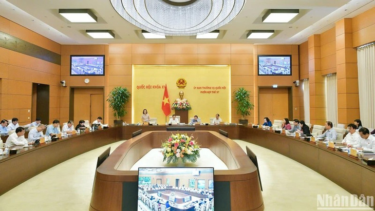 Quang cảnh phiên họp sáng 24/9. (Ảnh: DUY LINH) 23.jpg