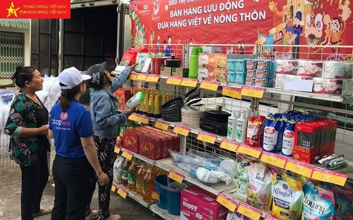 Bộ Công Thương có nhiệm vụ hỗ trợ doanh nghiệp xúc tiến thương mại, tìm kiếm hệ thống phân phối, mở rộng thị phần thông qua các chương trình đưa hàng Việt về nông thôn, hội chợ triển lãm trong nước Bộ Công Thương có nhiệm vụ hỗ trợ doanh nghiệp xúc tiến thương mại, tìm kiếm hệ thống phân phối, mở rộng thị phần thông qua các chương trình đưa hàng Việt về nông thôn, hội chợ triển lãm trong nước