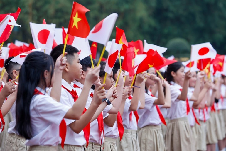 Thiếu nhi Thủ đô chào mừng Thủ tướng Nhật Bản Ishiba Shigeru thăm chính thức Việt Nam - Ảnh: VGP/Nhật Bắc Thiếu nhi Thủ đô chào mừng Thủ tướng Nhật Bản Ishiba Shigeru thăm chính thức Việt Nam - Ảnh: VGP/Nhật Bắc