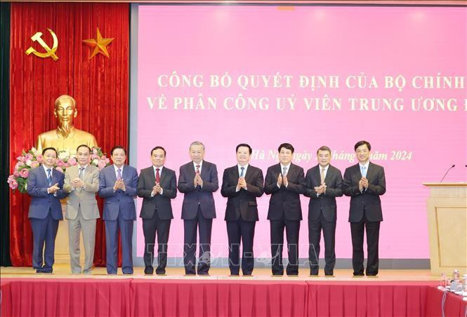 Tổng Bí thư, Chủ tịch nước Tô Lâm cùng các đồng chí lãnh đạo Đảng, Nhà nước chụp ảnh chung với đồng chí Trần Lưu Quang và đồng chí Mai Văn Chính. (Ảnh: Trí Dũng/TTXVN) Tổng Bí thư, Chủ tịch nước Tô Lâm cùng các đồng chí lãnh đạo Đảng, Nhà nước chụp ảnh chung với đồng chí Trần Lưu Quang và đồng chí Mai Văn Chính. (Ảnh: Trí Dũng/TTXVN)