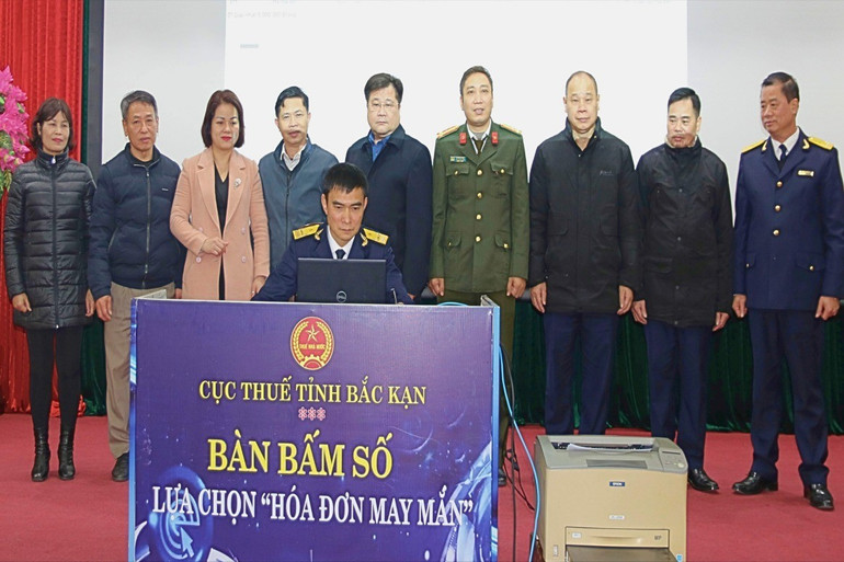 Chương trình quay thưởng “Hóa đơn may mắn” của ngành Thuế là hình thức khuyến khích người dân lấy và sử dụng hóa đơn điện tử khi mua hàng, dịch vụ. 2.jpg