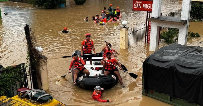 Cứu hộ, cứu nạn người dân trong bão Trami tại Philippines. (Ảnh: Reuters) httpscloudfront-us-east-2images-27-5264-7058.jpg