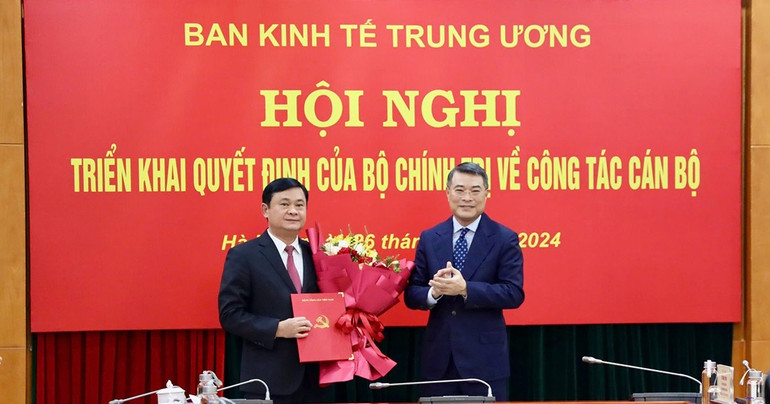 Đồng chí Lê Minh Hưng trao quyết định của Bộ Chính trị cho đồng chí Thái Thanh Quý. hn-805-9072.jpg