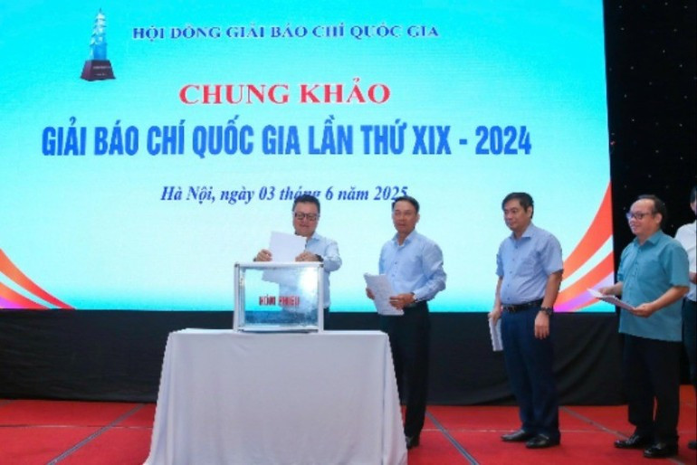 Các thành viên vòng chung khảo bỏ phiếu chấm tác phẩm. Các thành viên vòng chung khảo bỏ phiếu chấm tác phẩm.