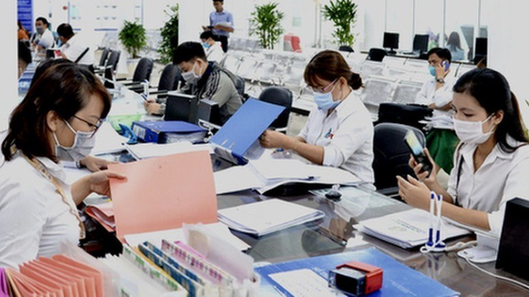 Thủ tướng Chính phủ chỉ đạo kịp thời bố trí kinh phí chi trả chế độ cho cán bộ, công chức, viên chức khi sắp xếp tổ chức bộ máy. (Ảnh: VGP) 5409congchyc-1747071075596232748172-8625-1841-9326-6340.jpg
