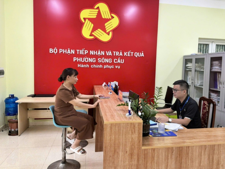 Anh Vũ Việt Hưng, Công chức Văn phòng – Thống kê/UBND phường Sông Cầu có nhiều sáng kiến thực hiện hiệu quả công tác cải cách thủ tục hành chính. 3789.jpg