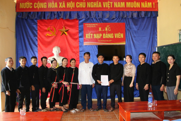 Lễ kết nạp đảng viên mới tại thôn Nà Lẩy, xã Bộc Bố. IMG_0940.JPG