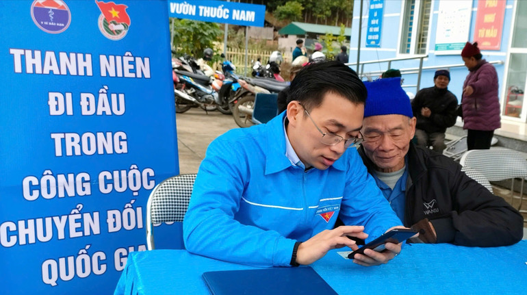 Đoàn Thanh niên Sở Y tế Bắc Kạn, hỗ trợ người dân tích hợp sổ sức khoẻ điện tử trên VneID tại xã Quang Thuận (Bạch Thông). z6526924952169-10f1b6f74236d563c4c1a4561e60c81d.jpg