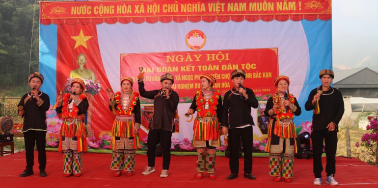 Tiết mục văn nghệ hát tiếng dân tộc Dao đặc sắc. img-5137.jpg