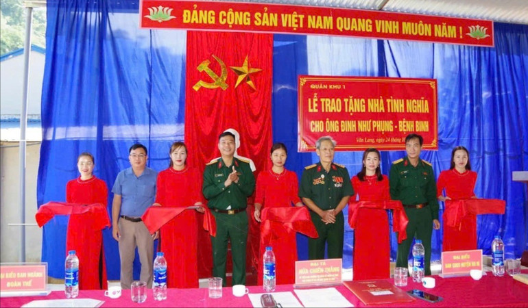 Bàn giao nhà Đại đoàn kết nhân kỷ niệm 80 năm Ngày thành lập QĐND Việt Nam và 35 năm Ngày hội Quốc phòng toàn dân. z6027595267418-2c00776a50acab56ede3ed6ecff1cb3a.jpg