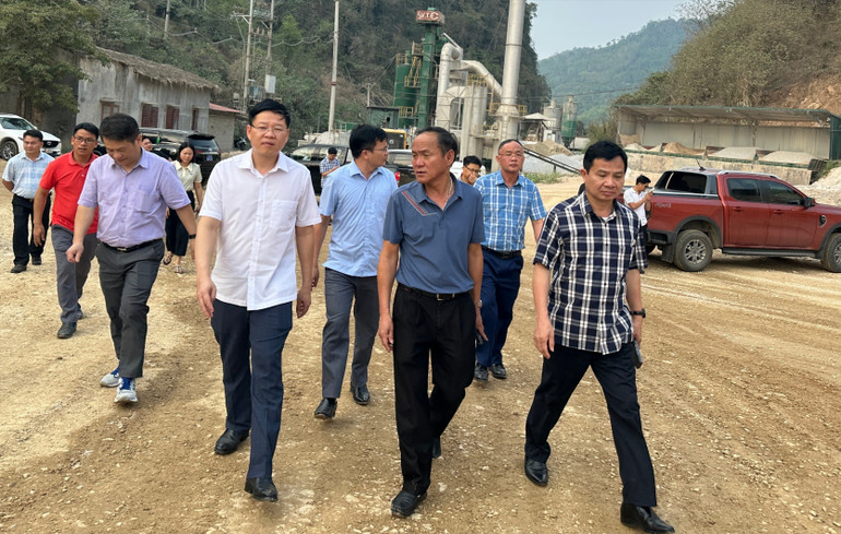 Đồng chí Đinh Quang Tuyên, Phó Chủ tịch Thường trực UBND tỉnh cùng đoàn công tác kiểm tra nắm bắt tình hình hoạt động của Công ty Cổ phần Hồng Hà. img-0222.jpg