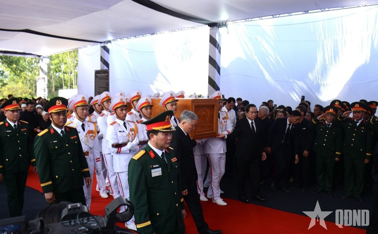 Rước ảnh và đưa linh cữu nguyên Chủ tịch nước Trần Đức Lương vào khu làm Lễ an táng. 114.jpg