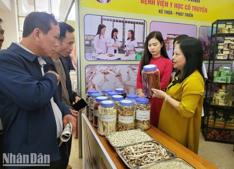 Gian trưng bày các phương thuốc y học cổ truyền của Bệnh viện Y học cổ truyền Hà Tĩnh. Gian trưng bày các phương thuốc y học cổ truyền của Bệnh viện Y học cổ truyền Hà Tĩnh.