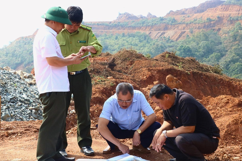 Lực lượng chức năng của tỉnh và huyện Ngân Sơn phối hợp thực hiện các biện pháp quản lý khai thác khoáng sản trên địa bàn. 21-6214.jpg