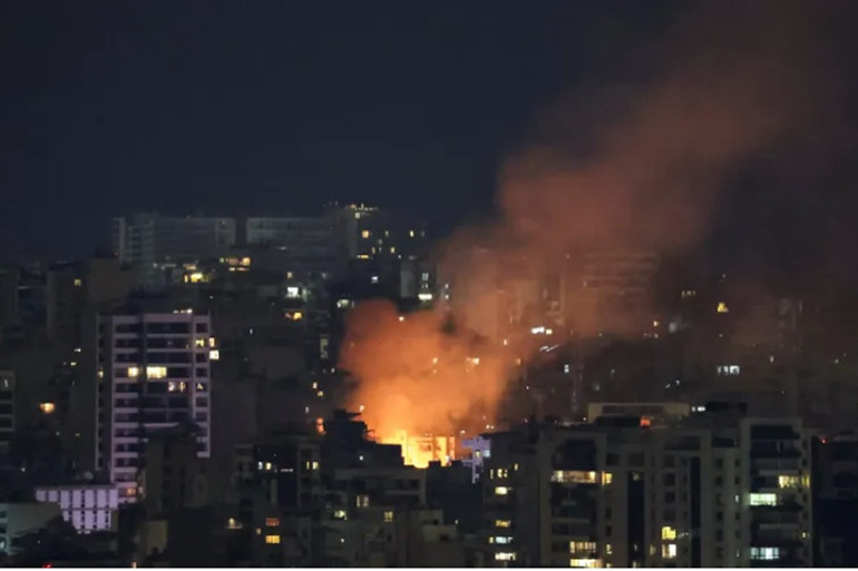 Khói lửa bốc lên sau cuộc không kích của Israel vào thủ đô Beirut của Li-băng, ngày 10/10/2024. (Ảnh: Reuters). 43-8299.jpg