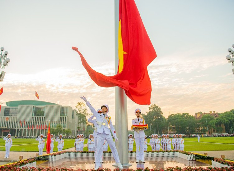Chúng ta nắm chặt tay nhau dưới lá cờ Tổ quốc, cùng chung một khát vọng, một niềm tin Chúng ta nắm chặt tay nhau dưới lá cờ Tổ quốc, cùng chung một khát vọng, một niềm tin