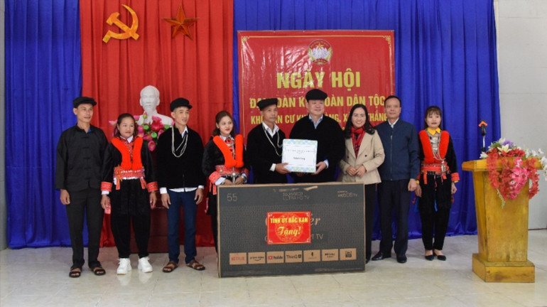Đồng chí Bí thư Tỉnh ủy Hoàng Duy Chinh đến dự và tặng quà tại Ngày hội Đại đoàn kết toàn dân tộc tại khu dân cư Khuổi Làng, xã An Thắng (Pác Nặm) năm 2023. 78-692-1128.jpg