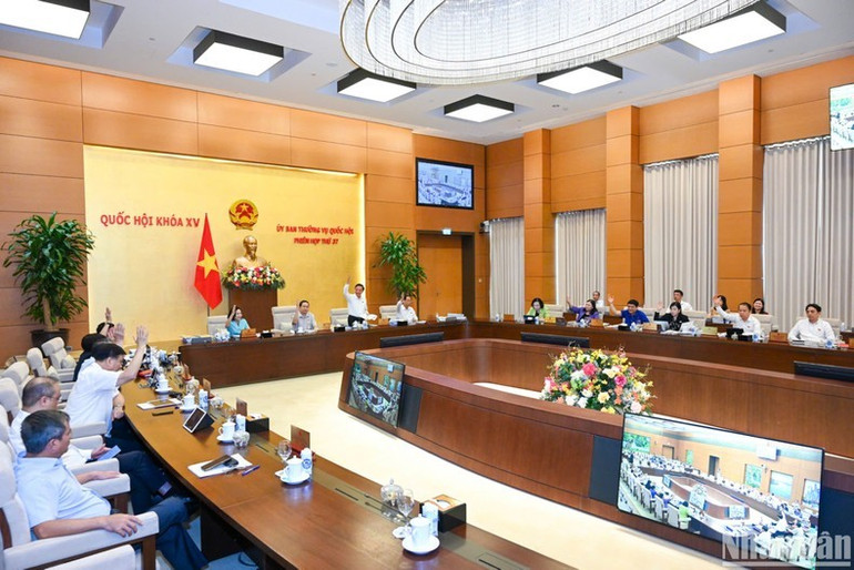 Tại phiên họp, 100% thành viên Ủy ban Thường vụ Quốc hội đã biểu quyết thông qua về nguyên tắc với các vấn đề thuộc thẩm quyền của Ủy ban Thường vụ Quốc hội. (Ảnh: DUY LINH) Tại phiên họp, 100% thành viên Ủy ban Thường vụ Quốc hội đã biểu quyết thông qua về nguyên tắc với các vấn đề thuộc thẩm quyền của Ủy ban Thường vụ Quốc hội. (Ảnh: DUY LINH)