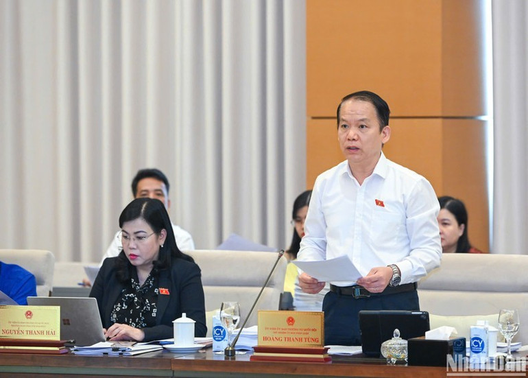 Chủ nhiệm Ủy ban Pháp luật Hoàng Thanh Tùng trình bày báo cáo thẩm tra. (Ảnh: DUY LINH) Chủ nhiệm Ủy ban Pháp luật Hoàng Thanh Tùng trình bày báo cáo thẩm tra. (Ảnh: DUY LINH)
