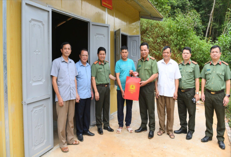 Đoàn công tác của Bộ Công an và Công an tỉnh thăm hỏi, tặng quà gia đình ông La Văn Quân trong ngày bàn giao nhà mới. z5934328677110-7e06e819cad9b710addfa617a41edf1e-2887-5660-5646-717.jpg
