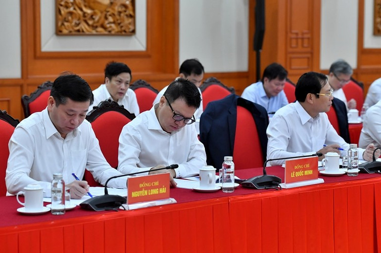 Các đồng chí thành viên Tiểu ban tại cuộc họp. Các đồng chí thành viên Tiểu ban tại cuộc họp.