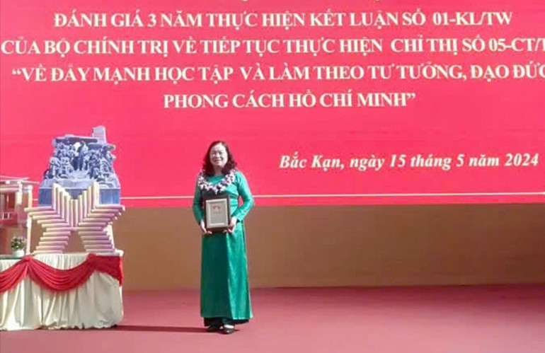 Cô giáo Lý Thị Lam được biểu dương khen thưởng vì có thành tích tiêu biểu trong học và làm theo Bác giai đoạn 2021 - 2024. Ảnh: VIỆT BẮC 2.jpg