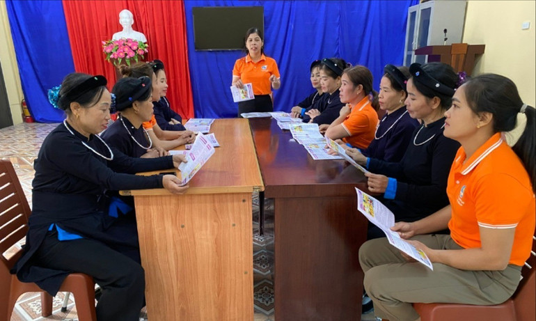 Phụ nữ thôn Nà Slải, xã Hoàng Trĩ (Ba Bể) được tuyên truyền về trợ giúp pháp lý. ba-be.jpg