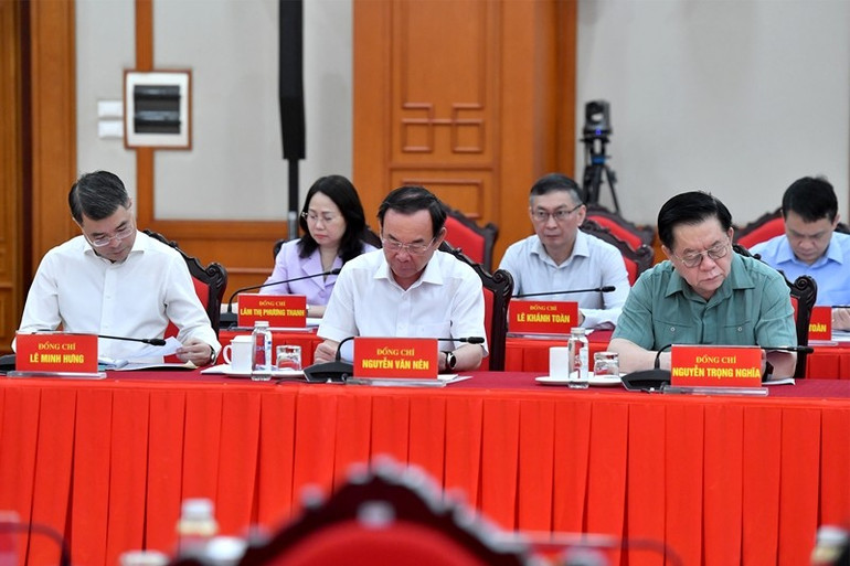 Các đồng chí thành viên Tiểu ban tại cuộc họp. Các đồng chí thành viên Tiểu ban tại cuộc họp.