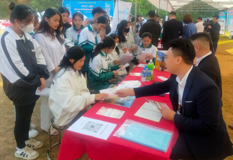 Ngày hội việc làm, tư vấn hướng nghiệp của huyện Bạch Thông thu hút đông đảo học sinh, đoàn viên, thanh niên tham gia. 406004634_775240854616321_854286141278326707_n.jpg