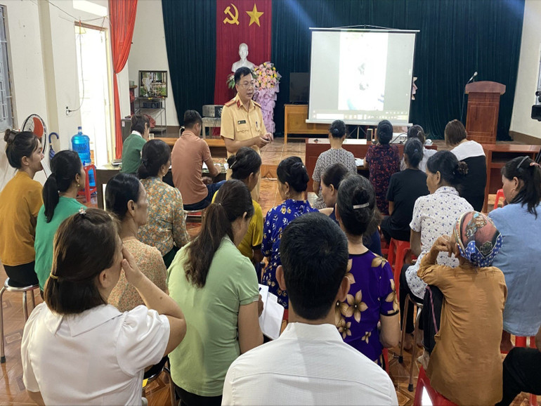 Người dân thôn Bản Lạnh, xã Tân Tú (Bạch Thông) tham gia buổi tuyên truyền về ATGT. img-4680-scaled.jpg
