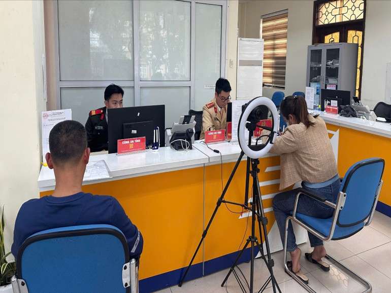 Cán bộ Phòng CSGT Công an tỉnh hướng dẫn người dân thực hiện thủ tục cấp, đổi giấy phép lái xe. z6471935764868-032ebcfa1bbd3689d474ced78755bd5e.jpg