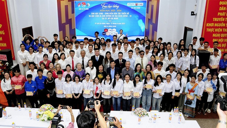 Lễ trao học bổng năm học 2023-2024 cho học sinh, sinh viên dân tộc thiểu số và học sinh bị ảnh hưởng do đại dịch Covid-19 tại Thành phố Hồ Chí Minh. (Nguồn: Humanactprize.org) Lễ trao học bổng năm học 2023-2024 cho học sinh, sinh viên dân tộc thiểu số và học sinh bị ảnh hưởng do đại dịch Covid-19 tại Thành phố Hồ Chí Minh. (Nguồn: Humanactprize.org)