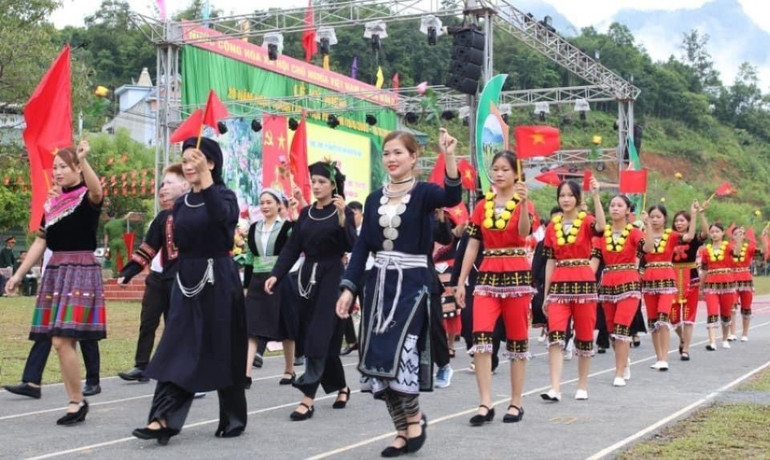 Các dân tộc huyện Pác Nặm diễu hành kỷ niệm 20 năm Ngày thành lập huyện (19/8/2003-19/8/2023). Ảnh: Đăng Hải 33.jpg