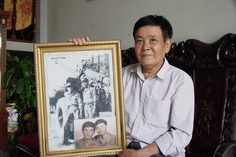 Ông Mai Du với tấm ảnh khi còn tuổi đôi mươi. dsc08012.jpg