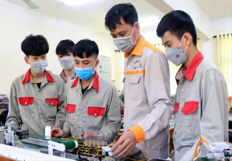 Giảng viên Trường Cao đẳng Bắc Kạn hướng dẫn học viên thực hành về hệ thống điện công nghiệp. img-3189-6862.jpg