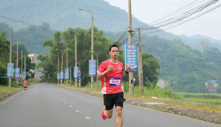 Anh Nguyễn Đức Long, thành viên Câu lạc bộ Bắc Kạn Alpha Runners trên hành trình lan tỏa yêu thương. a-long.jpg