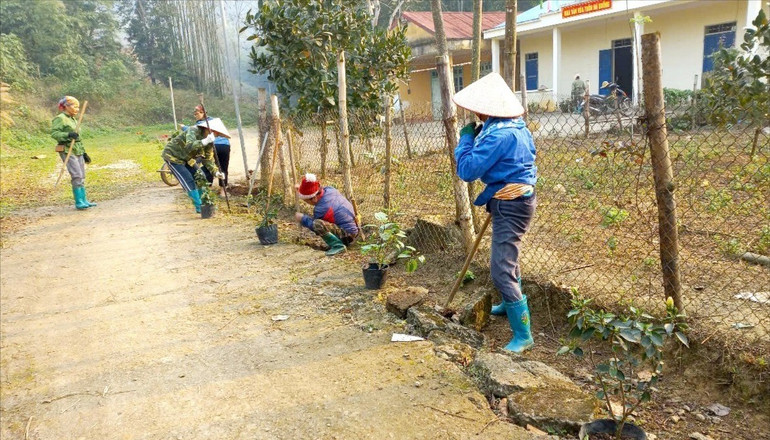 Phụ nữ thôn Nà Duồng, xã Ngọc Phái (Chợ Đồn) trồng cây xanh hai bên đường. bang-lang.jpg