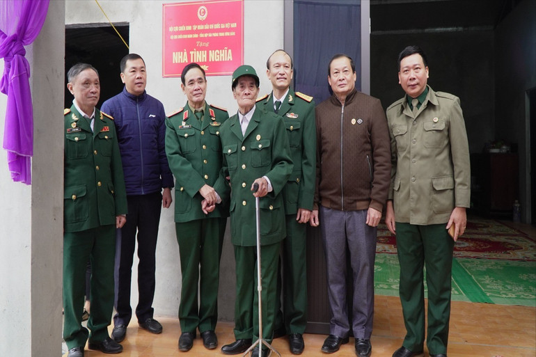 Lãnh đạo Hội CCB các cấp chụp ảnh cùng CCB Tô Văn Tôn, xã Đại Sảo (Chợ Đồn) ngày khánh thành nhà mới. dsc06556.jpg