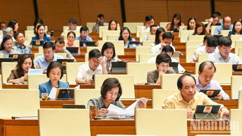 Các đại biểu Quốc hội làm việc tại hội trường. (Ảnh: BÙI GIANG) Các đại biểu Quốc hội làm việc tại hội trường. (Ảnh: BÙI GIANG)